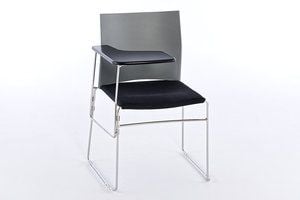 Das Arbeitstischchen ist seitlich am Stuhlgestell befestigt Das Arbeitstischchen ist seitlich am Stuhlgestell befestigt